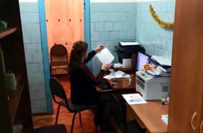 «Вам и так сойдет»: в красноярской школе учителей пересадили работать в туалет