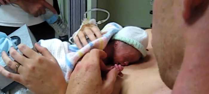Фото малыша, помогающего папе согреть новорождённых, прославило его в сети
