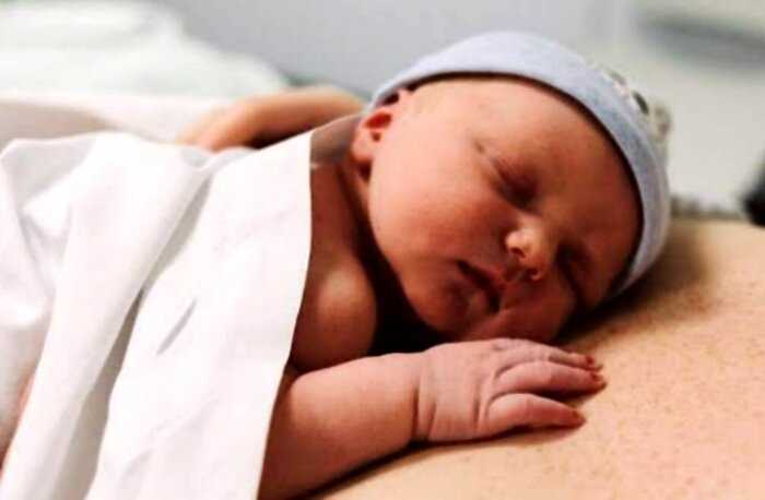 Фото малыша, помогающего папе согреть новорождённых, прославило его в сети