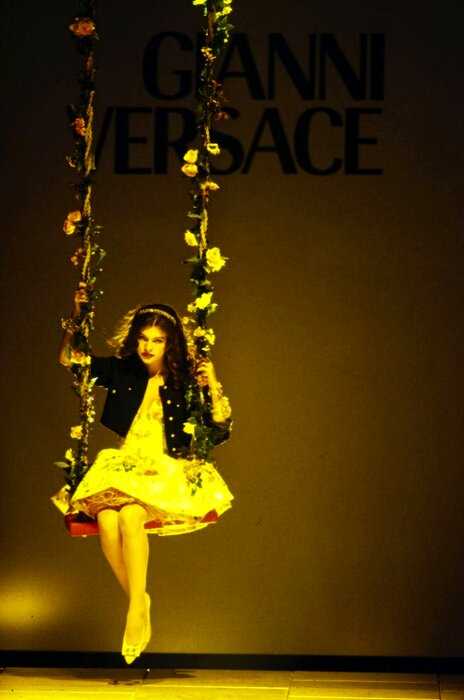Взгляд в прошлое: 30 роскошных образов старых показов Versace
