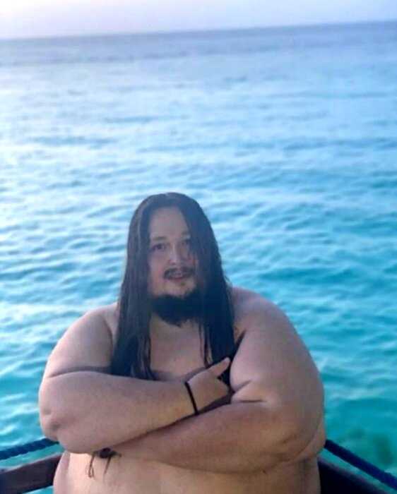 242-килограммовый Лука Сафронов устроил жаркую фотосессию на пляже