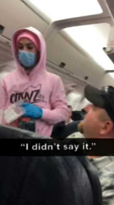 Канадский блогер развернул самолет, претворившись больным коронавирусом