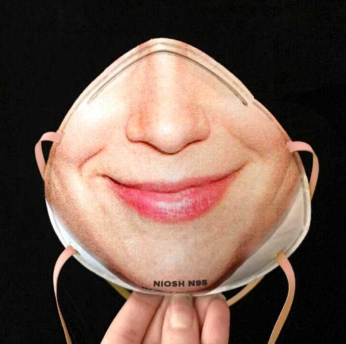 Дизайнер из США придумала сервис, распечатывающий лицо на медицинских масках