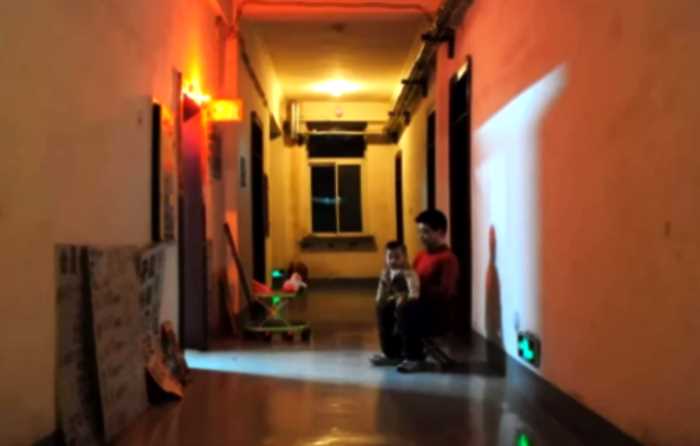 В Китайском городе семья вот уже 8 лет живет в арендованном… туалете