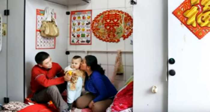 В Китайском городе семья вот уже 8 лет живет в арендованном… туалете