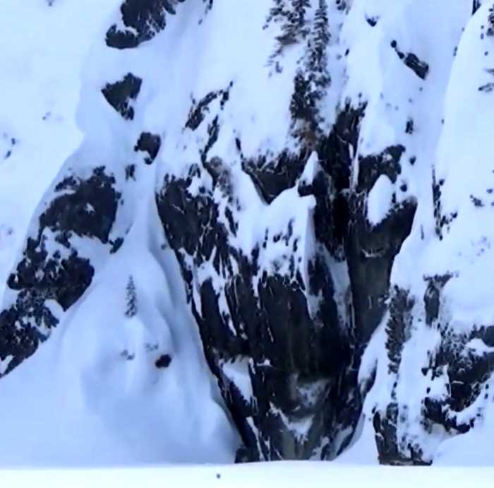 Канадский сноубордист провисел на волоске от смерти два часа, пока его не спасли