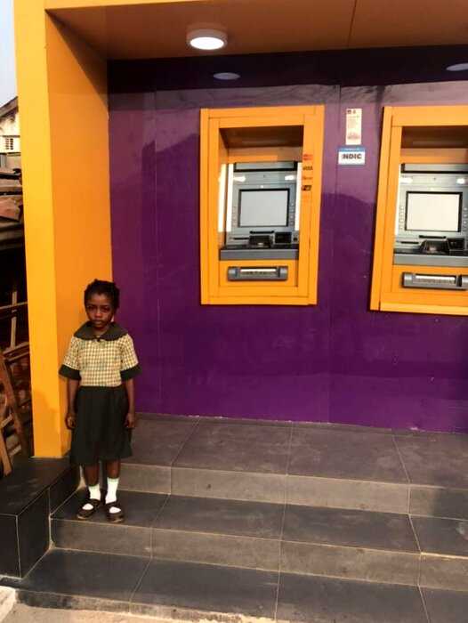 Девочка делала уроки под светом банкоматов, но одно фото изменило её жизнь