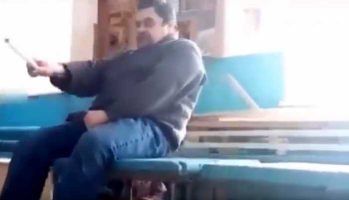 В Татарстане пьяный учитель труда свалился с парты во время урока