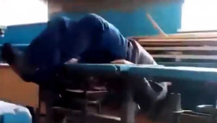 В Татарстане пьяный учитель труда свалился с парты во время урока