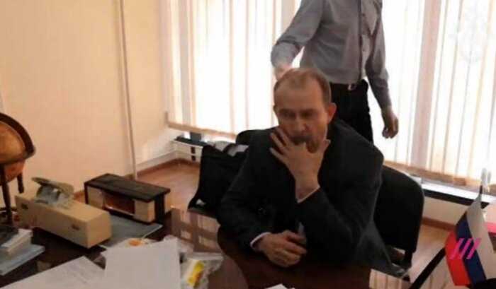 Иркутский чиновник попытался съесть улики во время задержания, но подавился