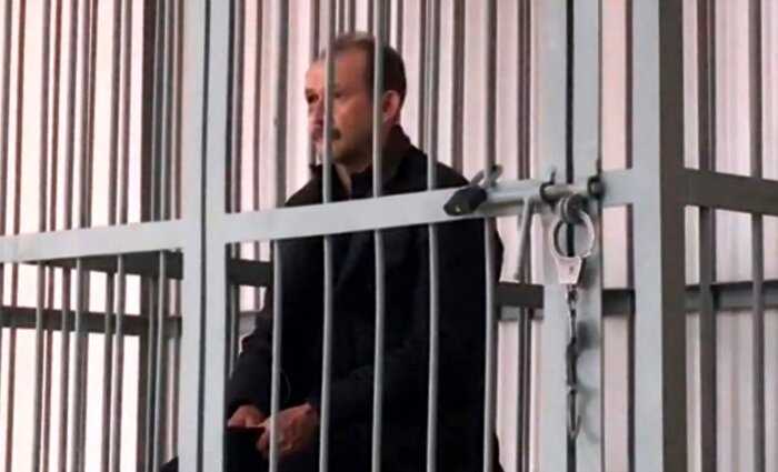 Иркутский чиновник попытался съесть улики во время задержания, но подавился