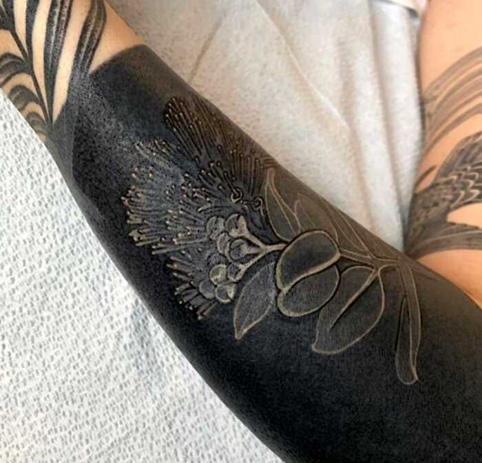 В мире татуировок новая мода — цветочные тату на черном фоне