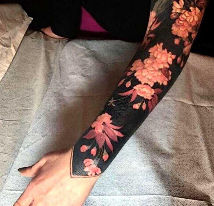 В мире татуировок новая мода — цветочные тату на черном фоне