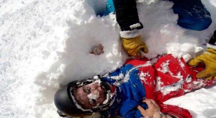 Британец спас из снежного плена лыжницу и снял процесс на видео