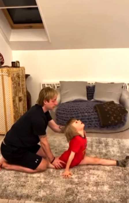 «Изверги, а не родители»: Рудковская сняла на видео сына, кричащего от боли