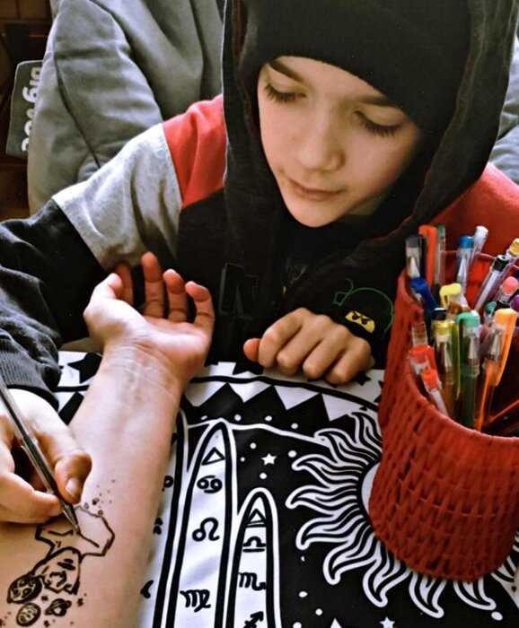 10-летний Томас хочет стать татуировщиком — он практикуется каждый день