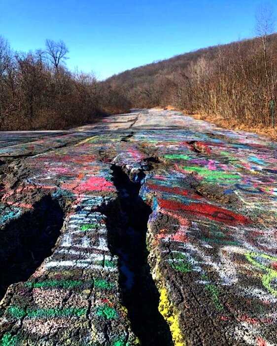 Удивительное заброшенное шоссе в Пенсильвании, которое полностью покрыто граффити