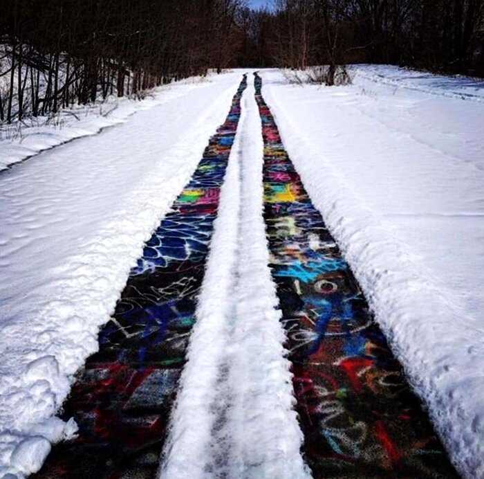 Удивительное заброшенное шоссе в Пенсильвании, которое полностью покрыто граффити