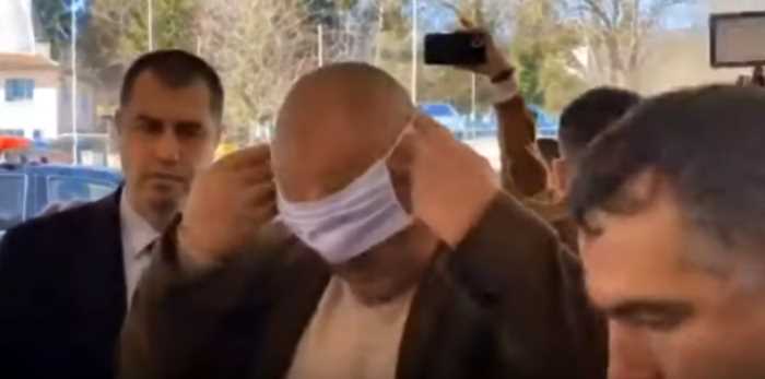 «К коронавирусу не готов»: болгарский премьер попытался надеть медицинскую маску, но не срослось