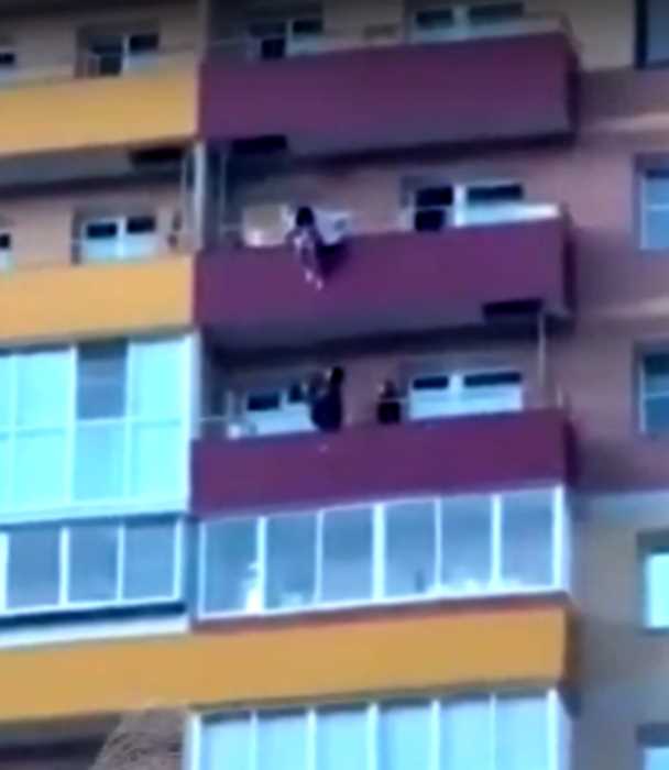 В Иркутске сотрудник МЧС чудом спас девушку, выпавшую с балкона 14 этажа