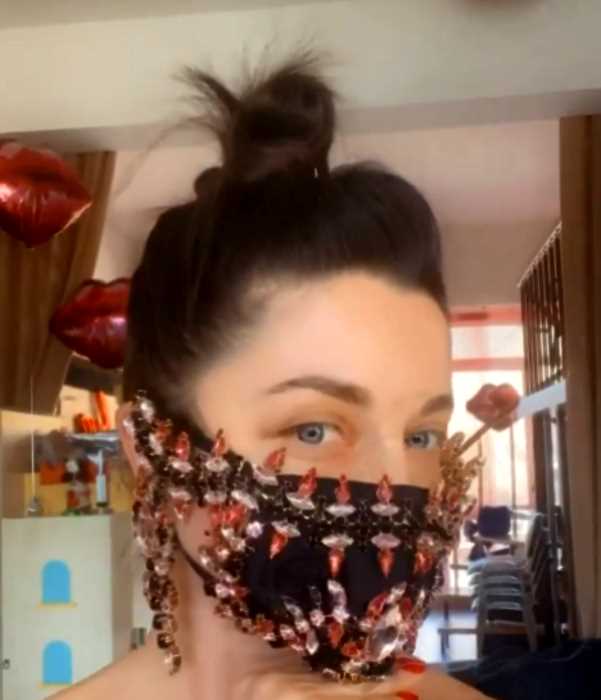 «Просто тупо»: Наташу Королеву осудили за дизайнерскую маску от коронавируса