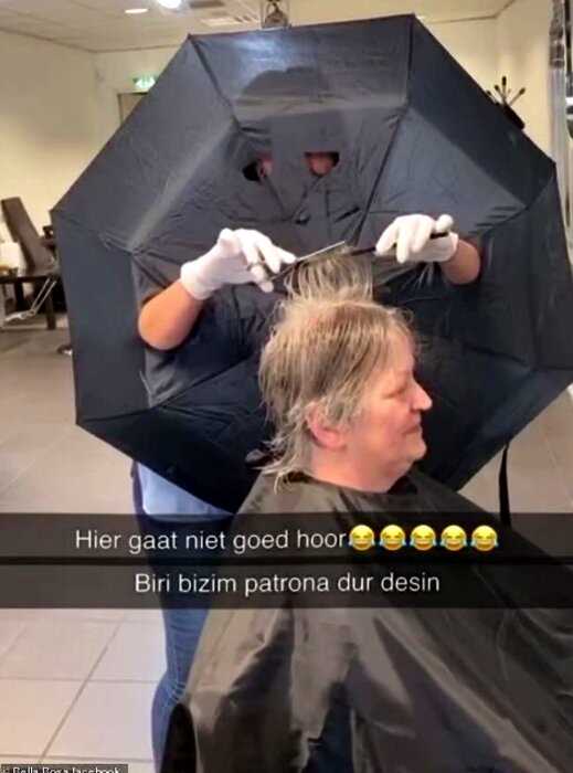 Голландский парикмахер придумал креативный способо защитить себя от коронавируса