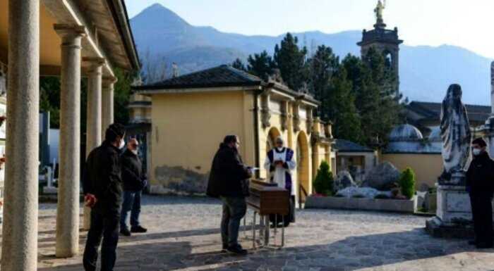 «Умер как герой»: итальянский священник отказался от вентилятара в пользу молодых