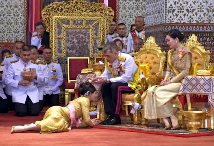 Король Таиланда сбежал на карантин за границу с двадцатью наложницами
