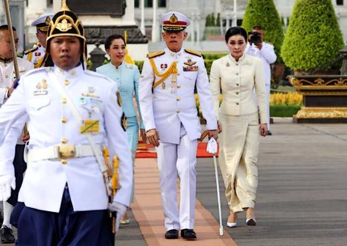 Король Таиланда сбежал на карантин за границу с двадцатью наложницами