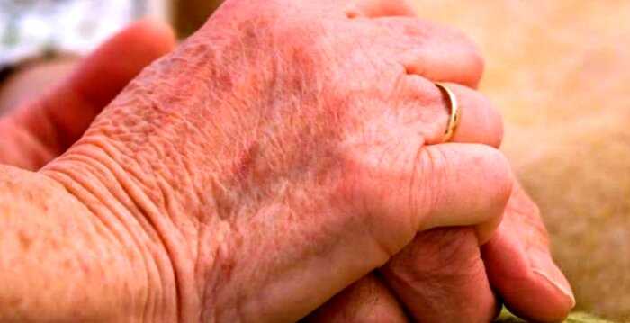 Супружеская пара была неразлучна 51 год. Они умерли от коронавируса с разницей в 6 минут