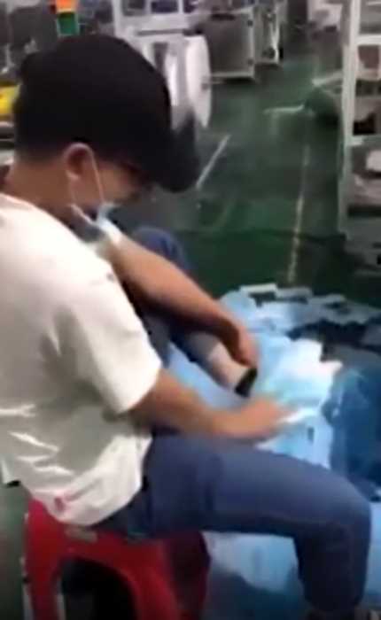 «Шок видео»: работник фабрики по производству медицинских масок вытирает о них обувь
