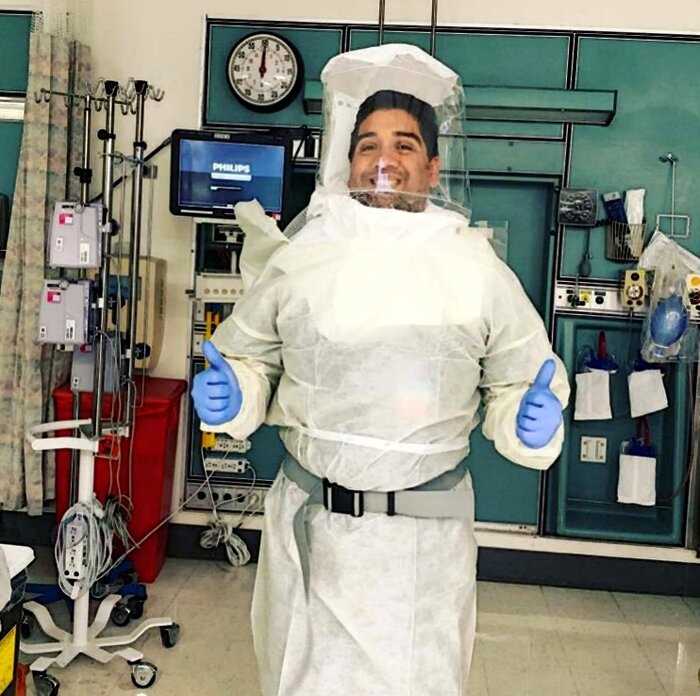 В США врачи наклеивают сэлфи фото на свои костюмы, чтобы успокоить пациентов