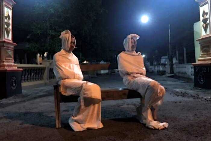 В Индонезии нашли интересный способ заставить людей сидеть на карантине