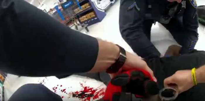 «Стреляй, не думай»: в США полицейские застрелили душевнобольного с битой прямо в магазине