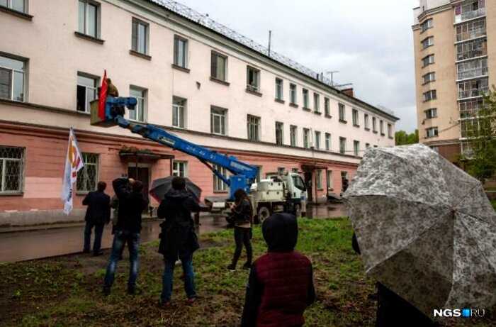 В Новосибирске Ветеранов, находящихся в самоизоляции поздравили с автовышки