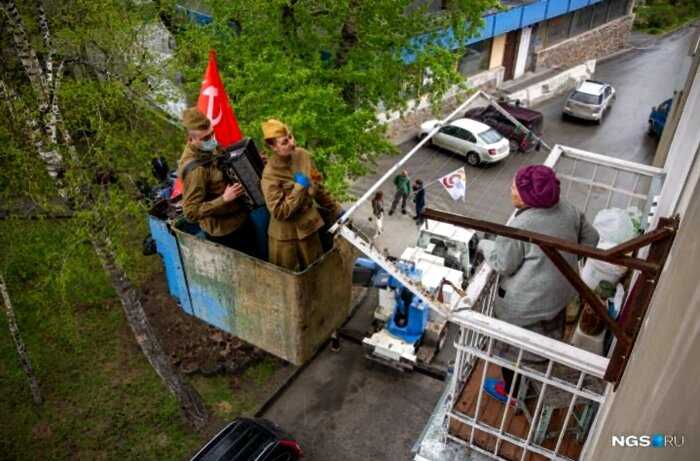 В Новосибирске Ветеранов, находящихся в самоизоляции поздравили с автовышки