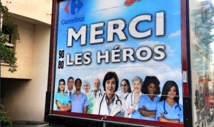 «Спасибо, герои!» — поблагодарили врачей во Франции. Но один герой на фото явно лишний
