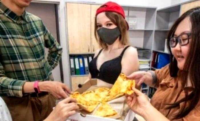 В Якутии стриптизерши, оставшиеся без работы, разносят пиццу в нижнем белье
