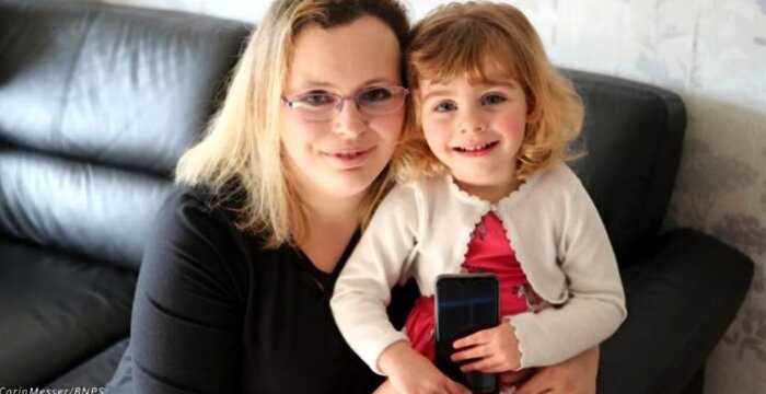 2-летняя девочка спасла маму от смерти с помощью Facebook