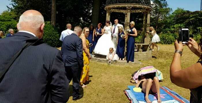 Загорающая женщина отказалась уходить ради свадебного фото и вызвала споры в сети