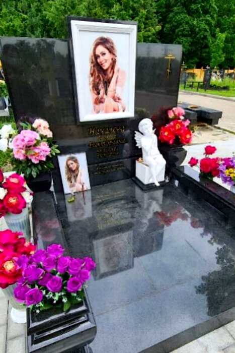 «Ангелочек охраняет покой»: на могиле Юлии Началовой установили черный памятник
