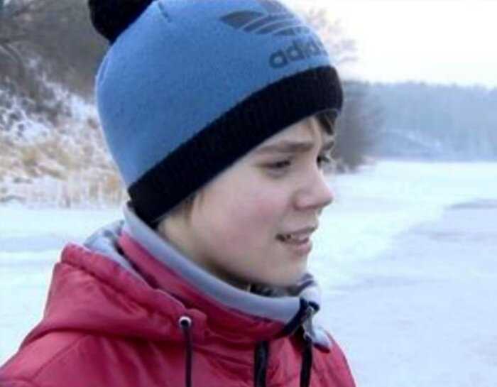 Шестиклассник рискуя собственной жизнью спас мальчика прыгнув в ледяное озеро