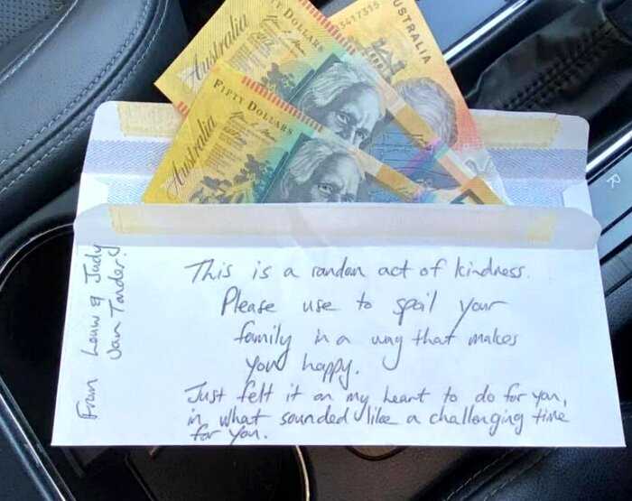 Мать-одиночка купила машину и обнаружила послание от бывшего владельца, растрогавшее её до слёз