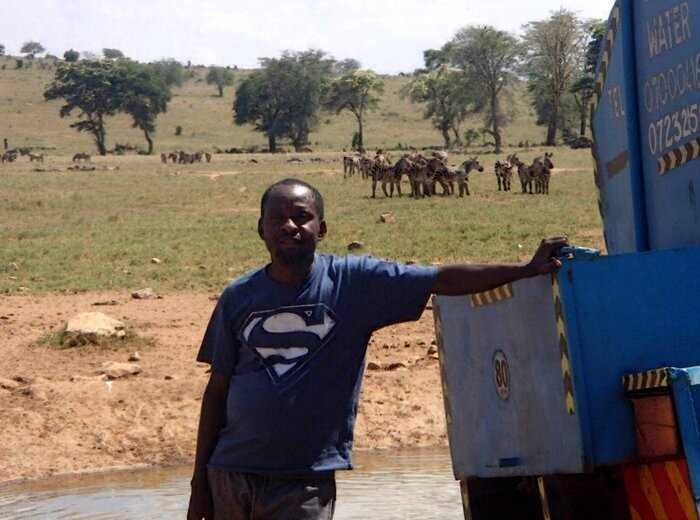 Мужчина возит 11000 литров воды в день для изнывающих от жажды животных