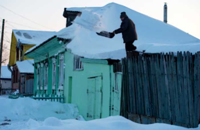 Жителей российского города заставили платить за уборку снега летом