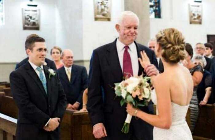 Американку в день ее свадьбы к алтарю проводил мужчина с сердцем ее отца