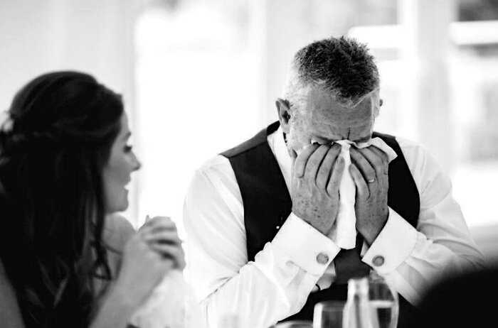 10 трогательных фото, когда папы не смогли сдержать эмоций, увидев своих дочек в свадебных платьях