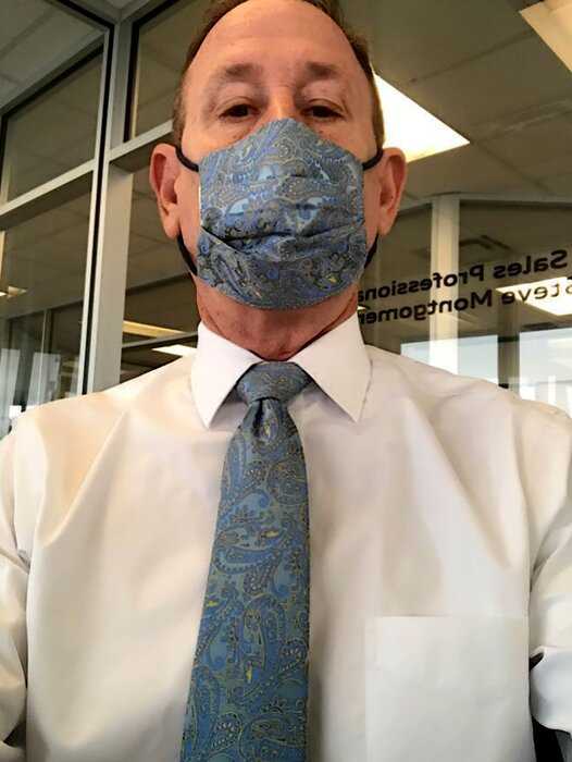 Стильная пандемия: мужчина ежедневно подбирает маску в тон галстуку и уже стал иконой моды
