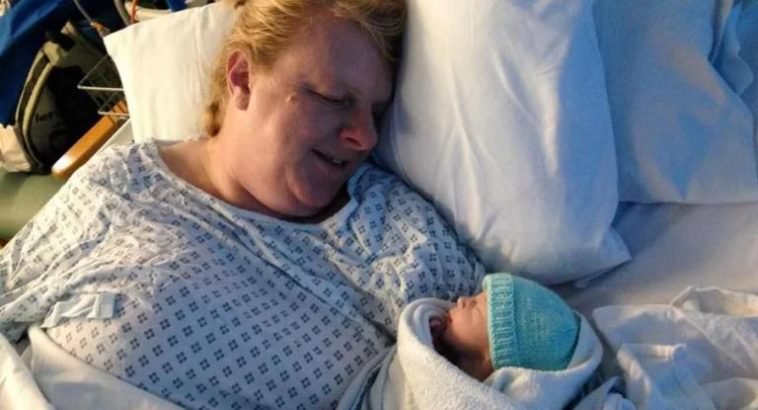После 16 лет неудачных попыток, 50-летняя женщина стала мамой