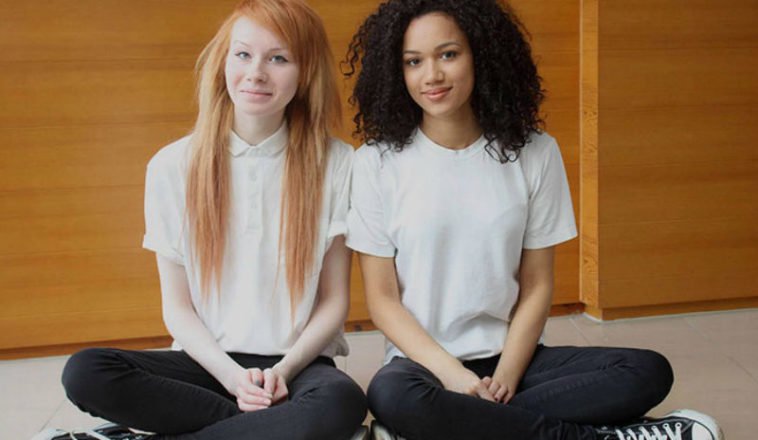Девочкам-близняшкам которые родились с разным цветом кожи уже 22 года